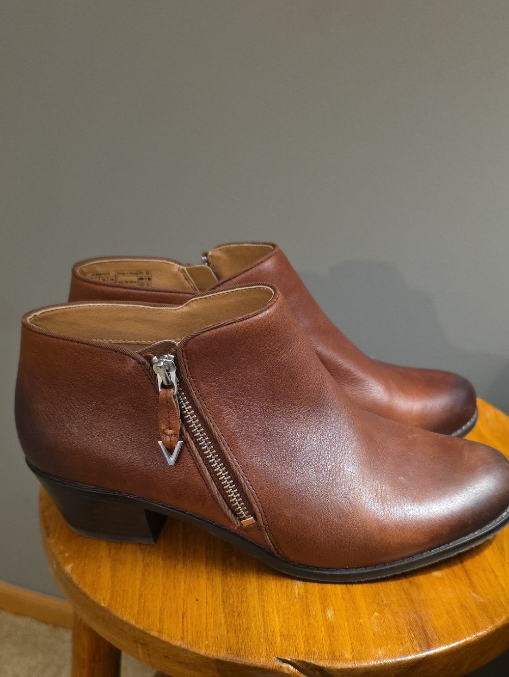 Vionic Women's 9 Brown Leather Ankle Bootie Side Zip Block Heel Comfort